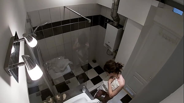 HIDDEN CAM – Spying my step sister in the shower