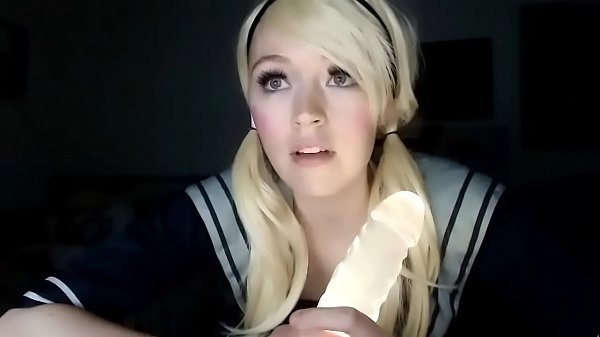 adorable fille pâle aime se pratiquer à gober des penis