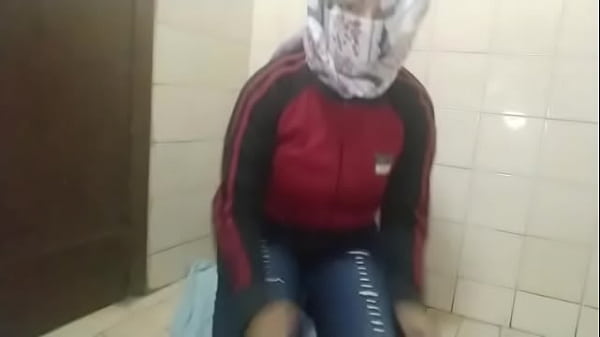 Arabian Muslim العربية الجنس أمي Masturbates Squirting Pussy On Live Webcam Instead Of Praying”