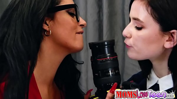 Photographer eats Maddie Winters pussy